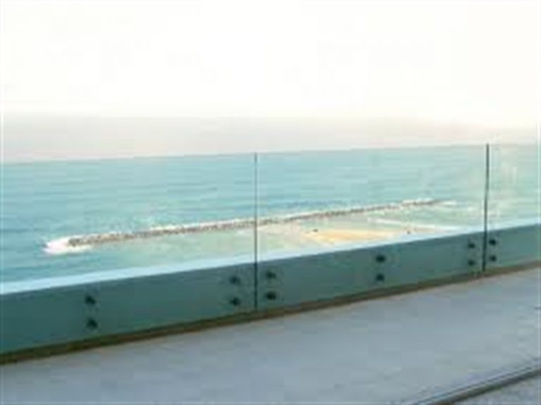 מעקה זכוכית מחיר