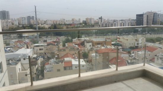 מעקה זכוכית למרפסת